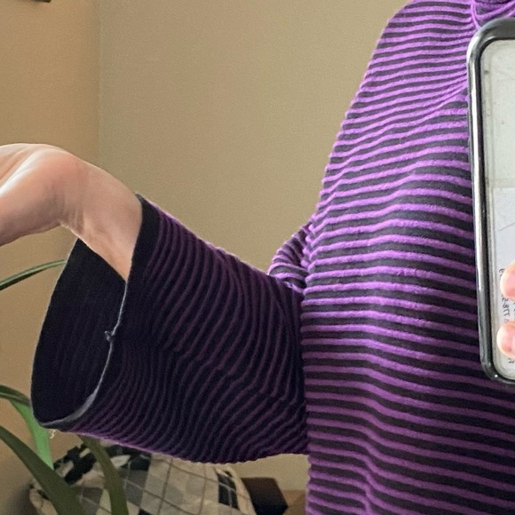 Super cute DKNY cropped sweater size M. Black and purple horizontal stripes. - Picture 5 of 6